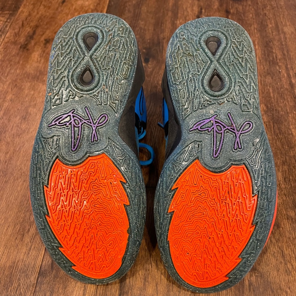 Nike Kyrie sneakers on blue tie dye - Picture 5 of 5